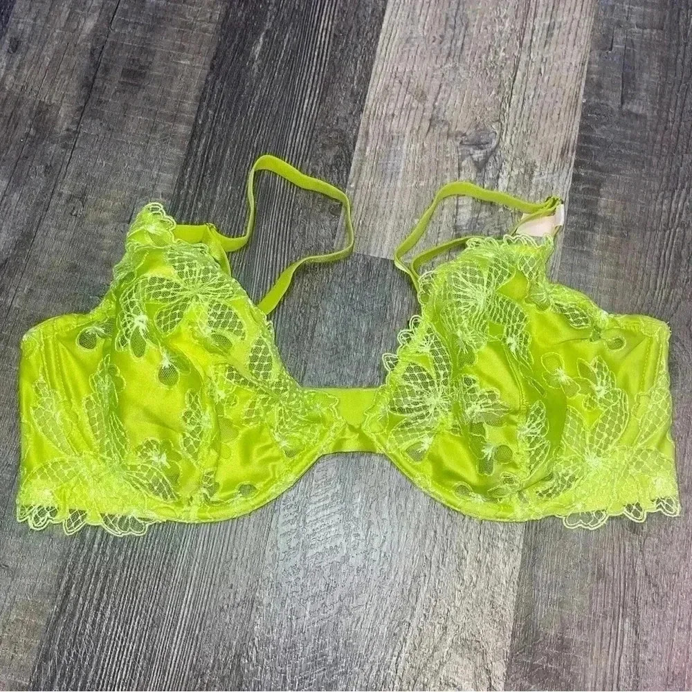 Victoria’s Secret bra NWT Unlined Rose Lace & Grommet Low-Cut Demi Bra